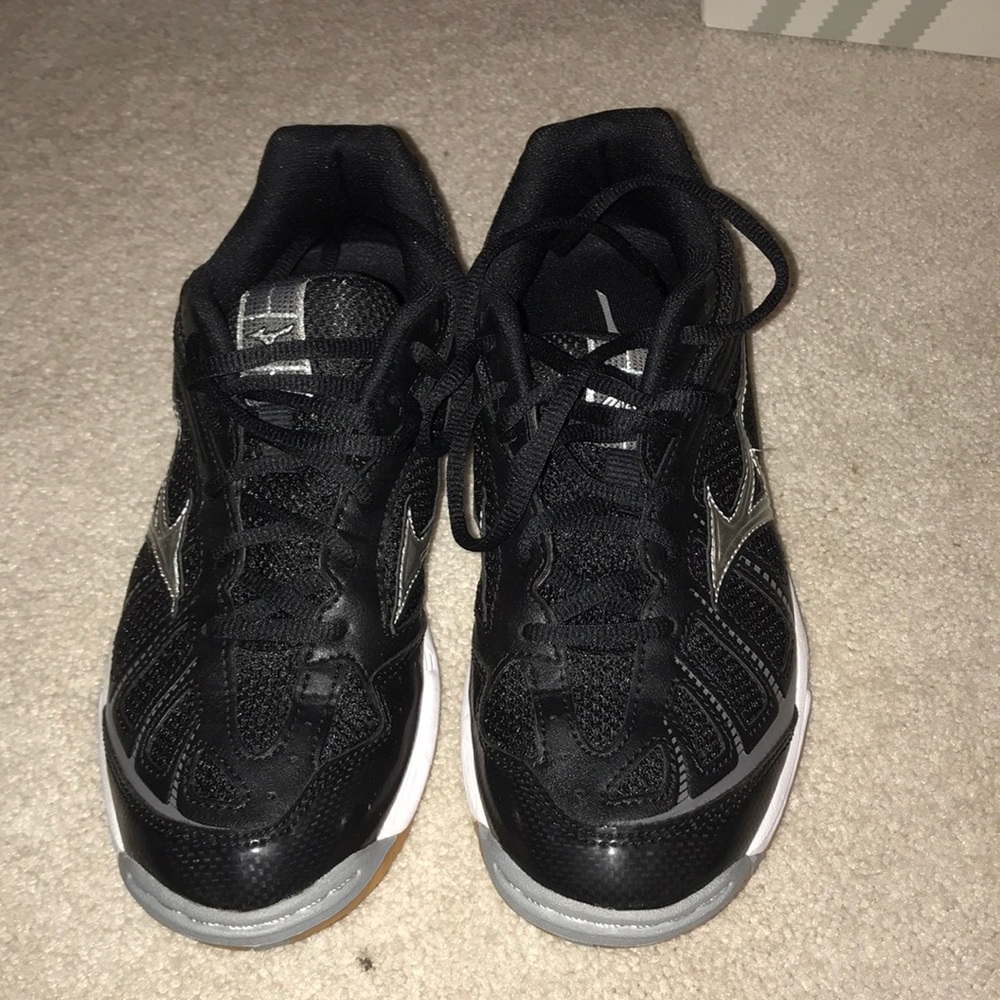 W8 Mizuno indoor volleyball shoes